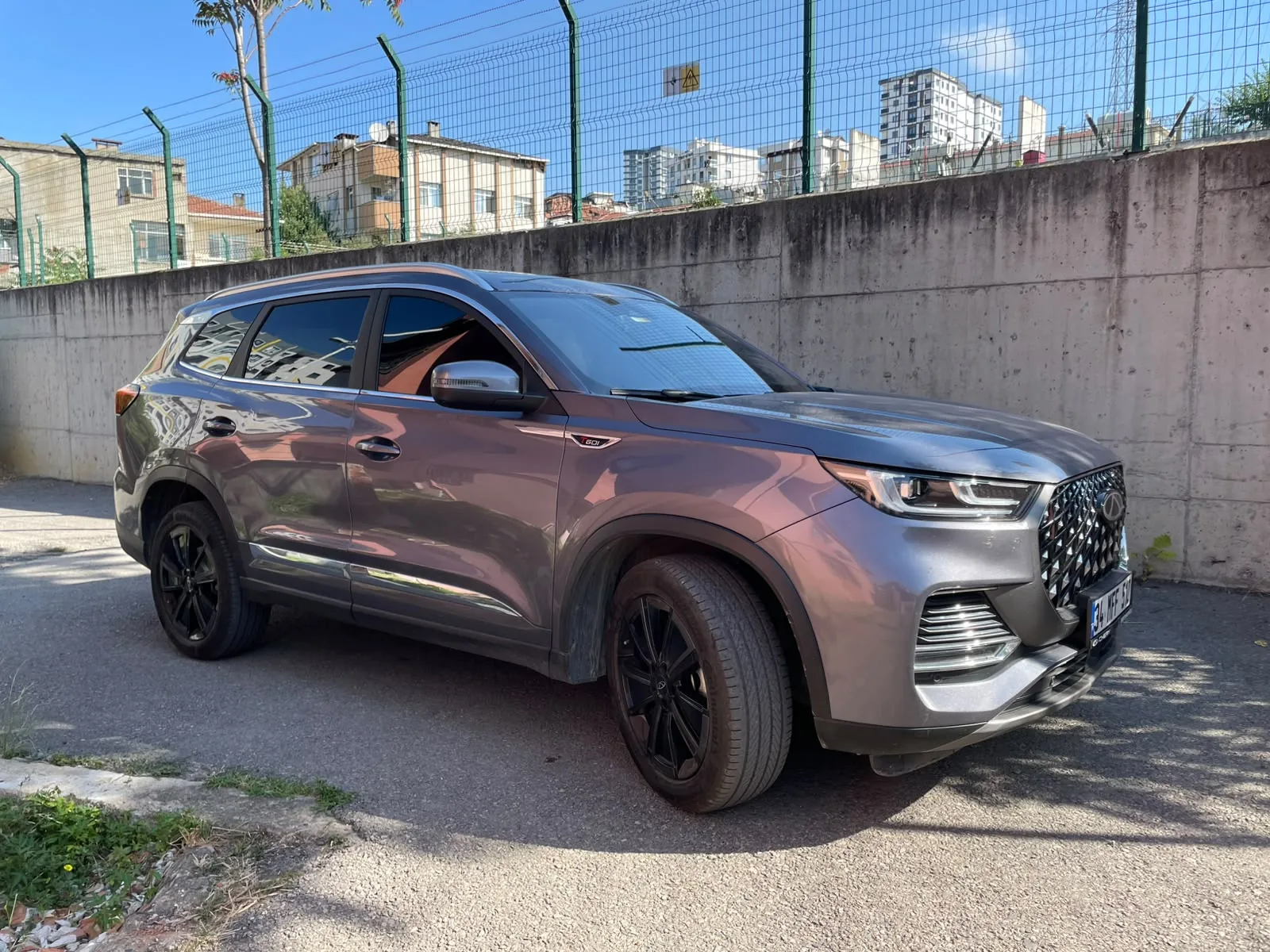 Gri SUV yan açı cam filmi