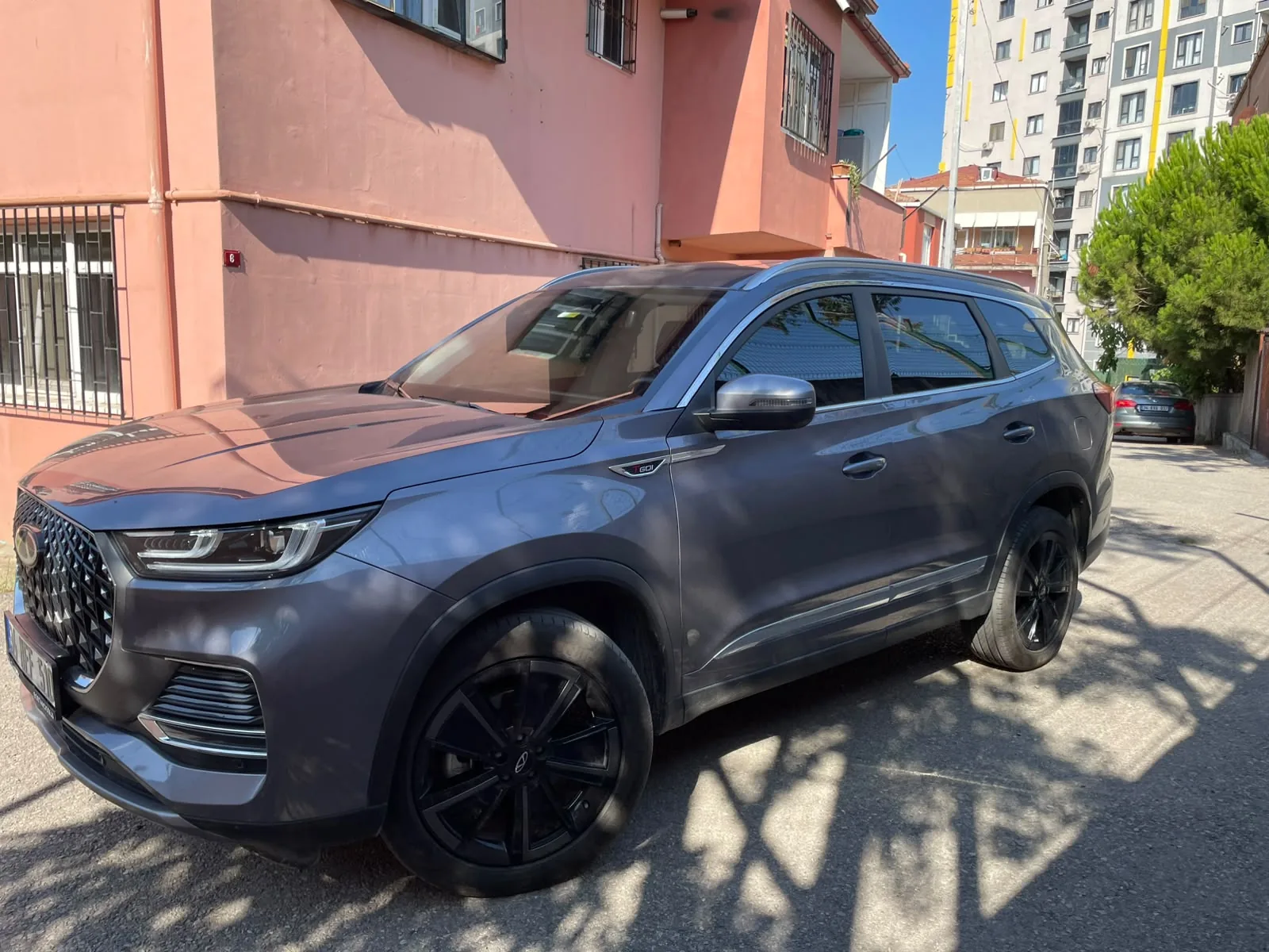 Gri SUV cam filmi