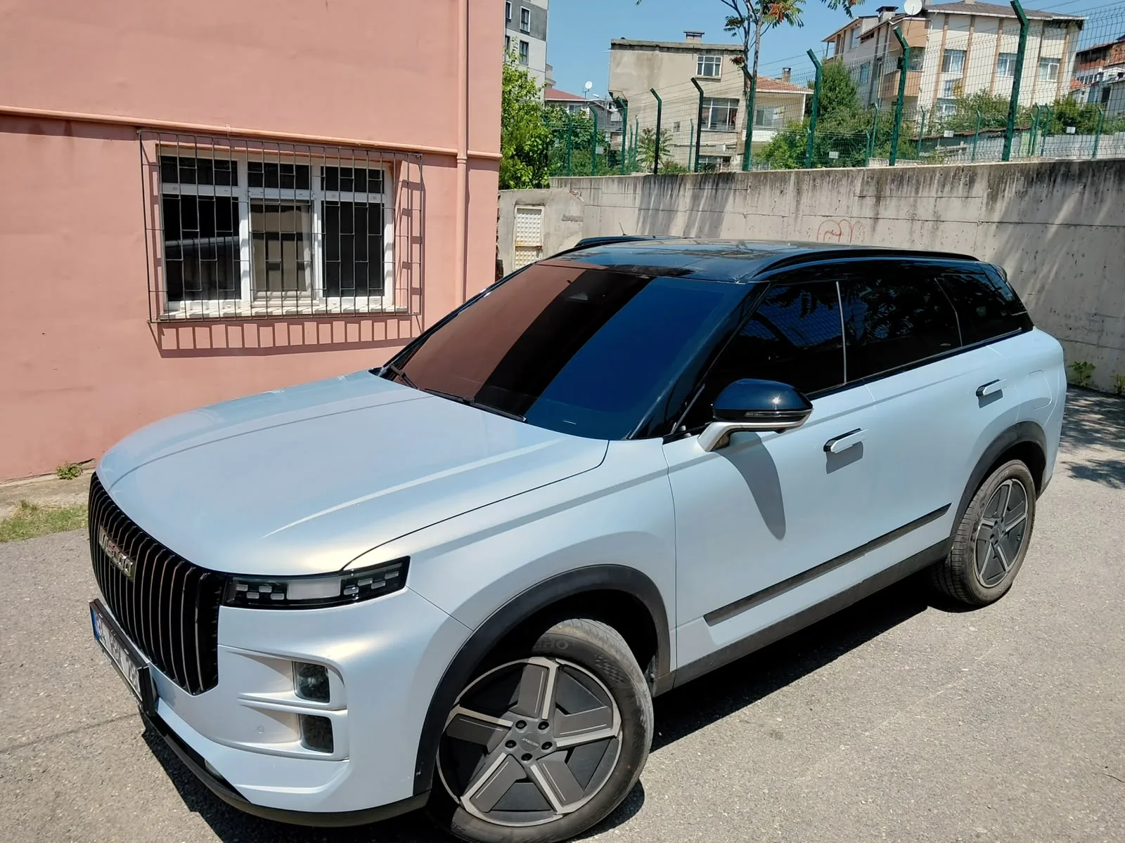 Beyaz SUV oto cam filmi