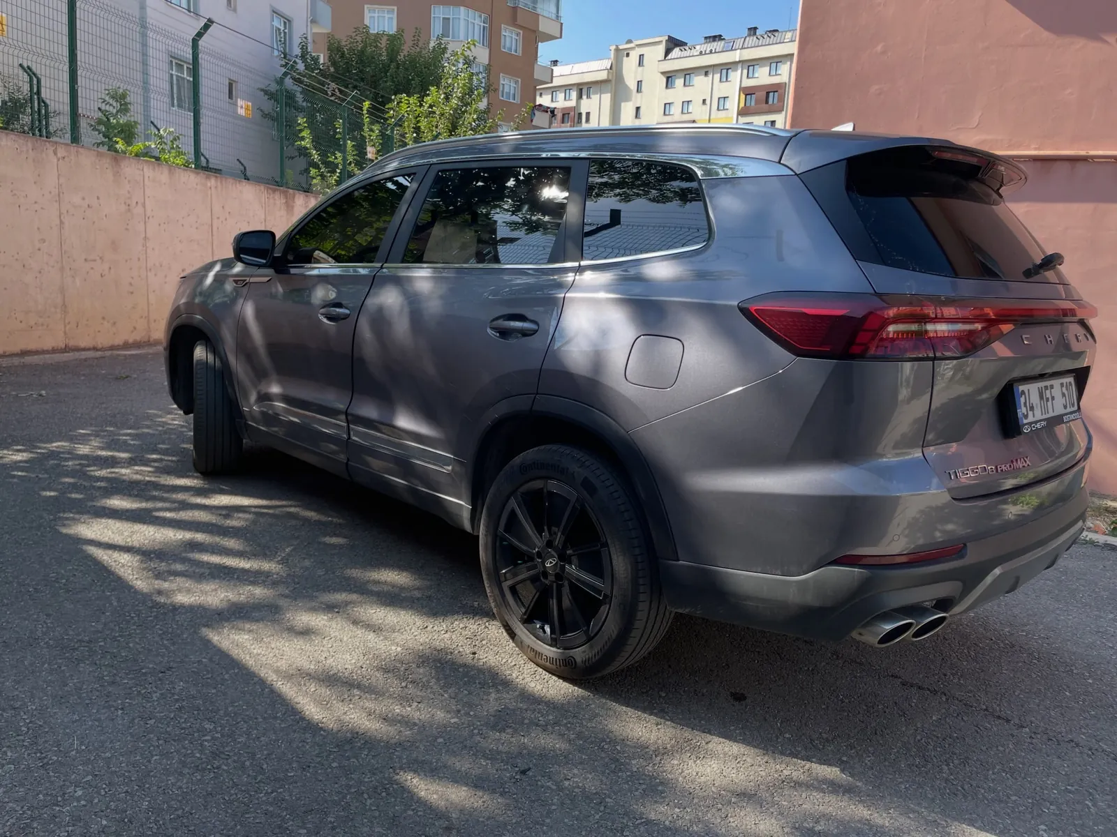 Cam filmi uygulanmış gri SUV arka açı