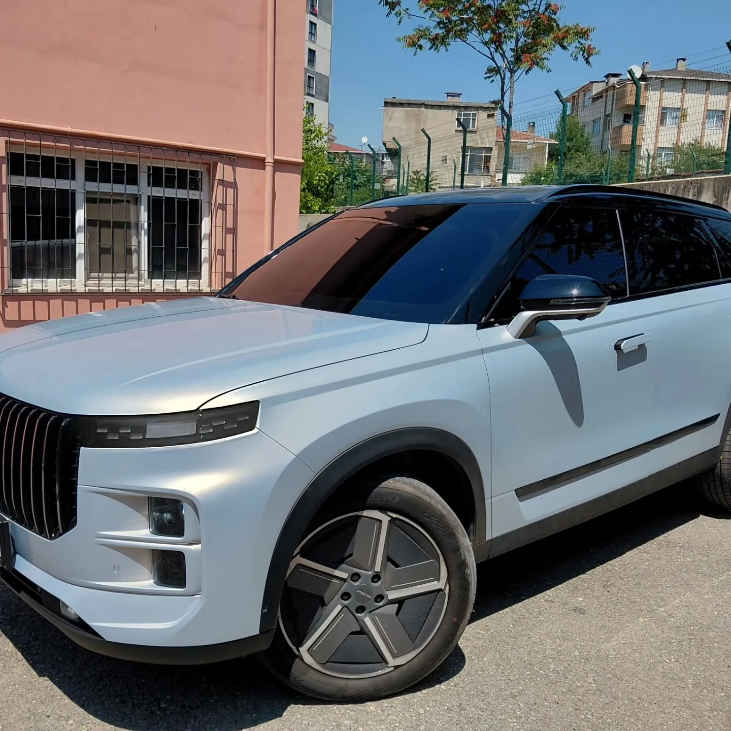 Beyaz SUV ön cam filmi görünümü