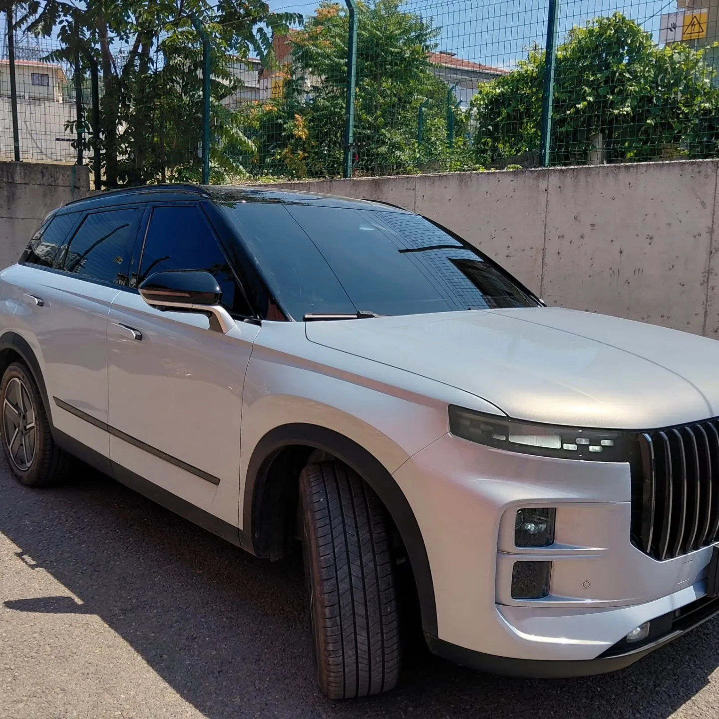 Oto cam filmi uygulanmış beyaz SUV